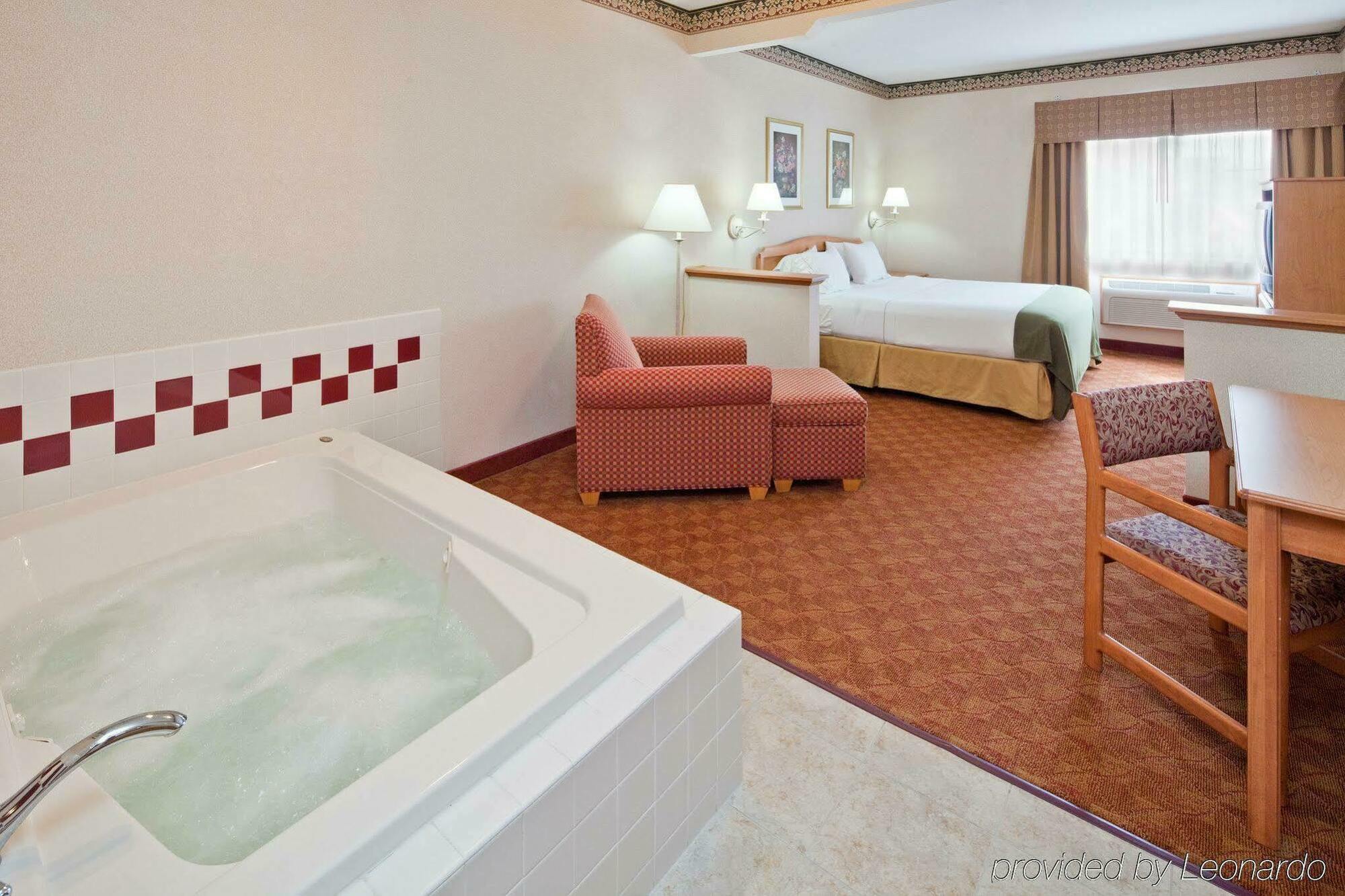 Holiday Inn Express Hotel & Suites Wauseon By Ihg Habitación foto